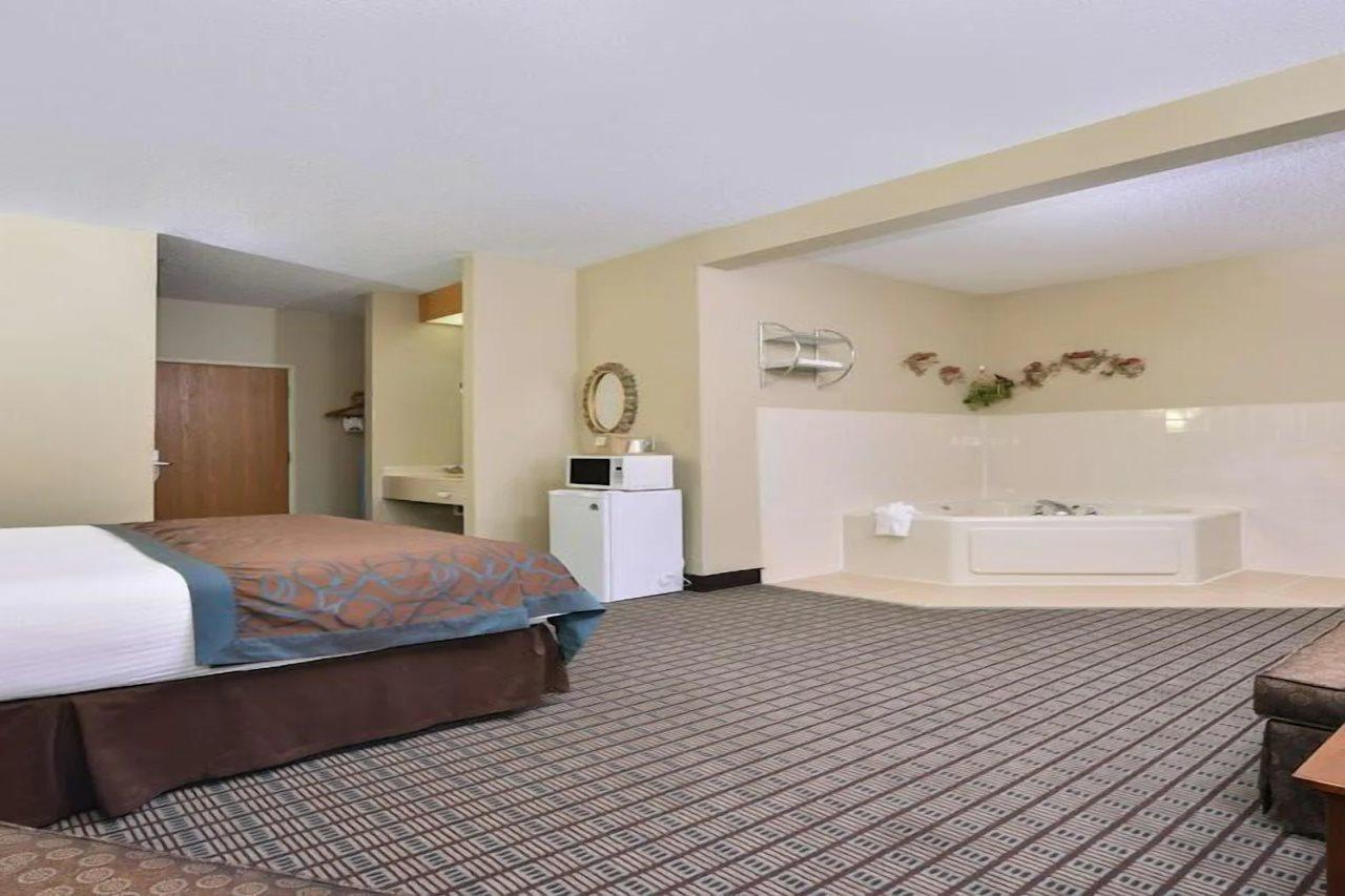 Regency Inn Geneseo Il I-80 Eksteriør billede